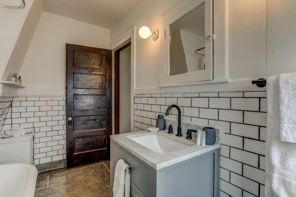 デトロイト Luxe Mid-Century Styled Historic Townhouse #1ヴィラ エクステリア 写真