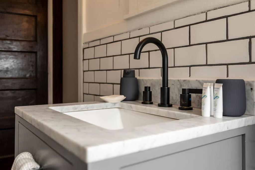 デトロイト Luxe Mid-Century Styled Historic Townhouse #1ヴィラ エクステリア 写真